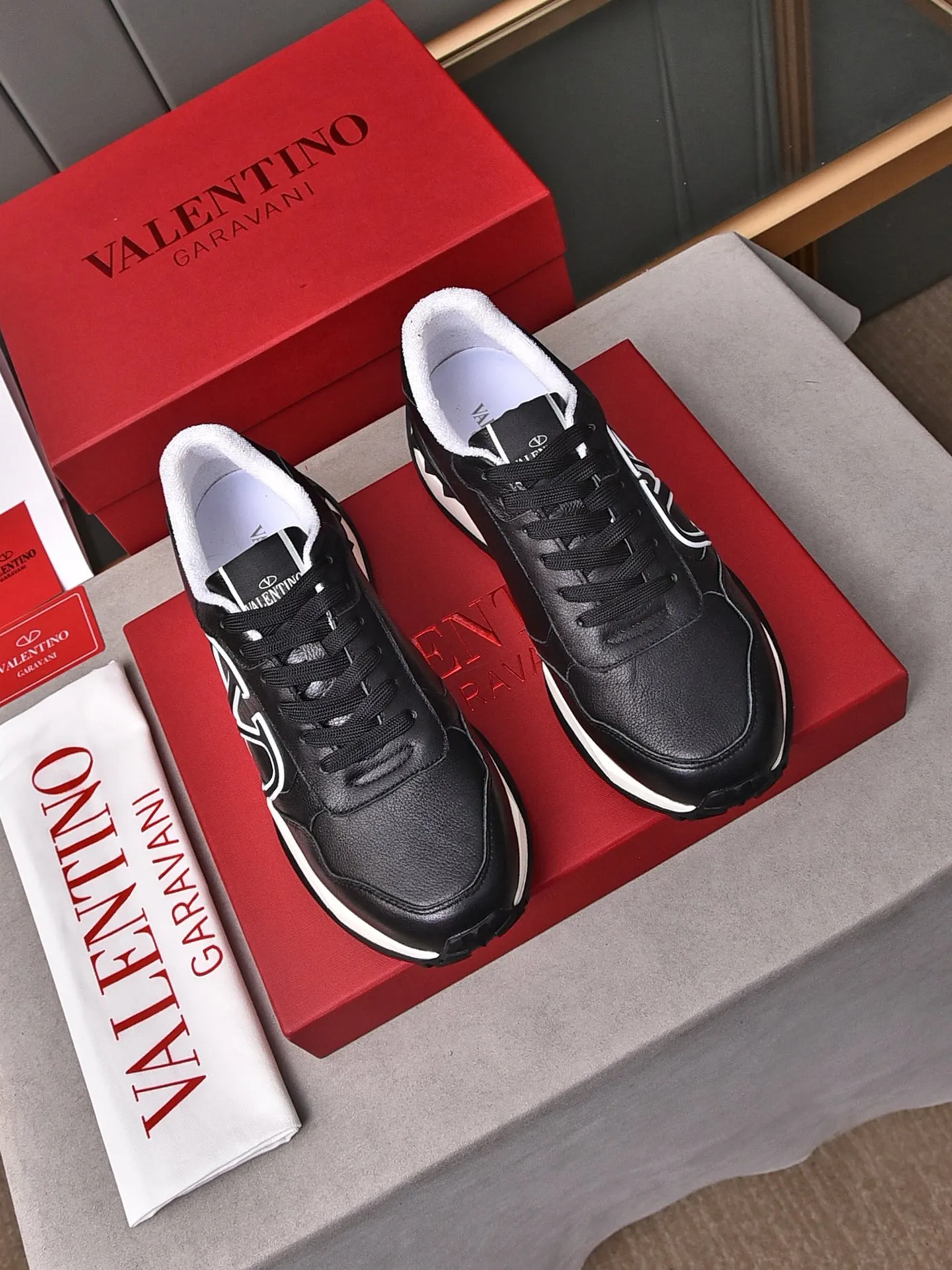 Men's men's shoes 💰560❣️🔺Valentino🔺Valentino New casual shoes Forrest Gump shoes Sports shoes ☑️ The latest popular models on the catwalk, the same style worn by Yang Yang, Zhang Yixing, Guan Xiaotong and many other stars. The upper is glued and embossed with craftsmanship. The oversized LG shows luxury and domineering. It is so beautiful that it is so handsome that it shows a different casualness and fashion. It is a must-have for men‼ ️Material: Original custom-made first-layer cowhide for the upper. Lining: High-density breathable terry cloth. Outsole: Original molded steel-stamped foam combination sole Size: Male 39~44 (45 is custom-made and non-returnable) Full set of counter original packaging